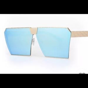 Cute sunglasses the tint is not blue it’s orange